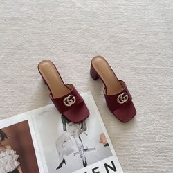 A pair of must-have goddess high-heeled slippers in summer