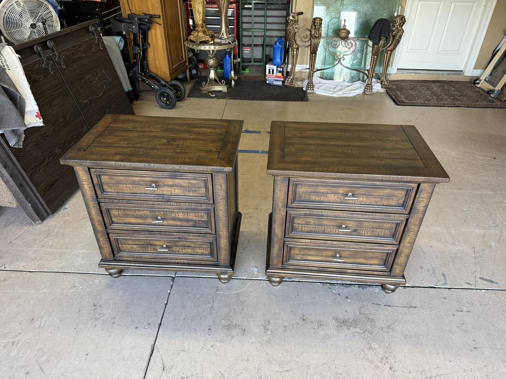 Pair of Haverty Farnsworth nightstand end tables excellent like new condition, $150 for a pair