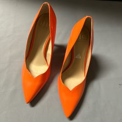 Jennifer Lopez Orange pointed toe heels with 3.5" heel. Size 6.5 M 