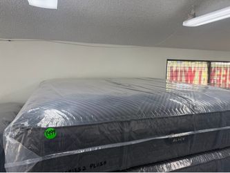 KING SIZE SIMMONS BEAUTYREST BLACK SERIES 2 (PLUSH) MATTRESS & BOX SPRINGS BED SET