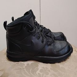 Very Nice Kids Nike Manoa Lace Up Boots Size 3Y) Located In Reedley 