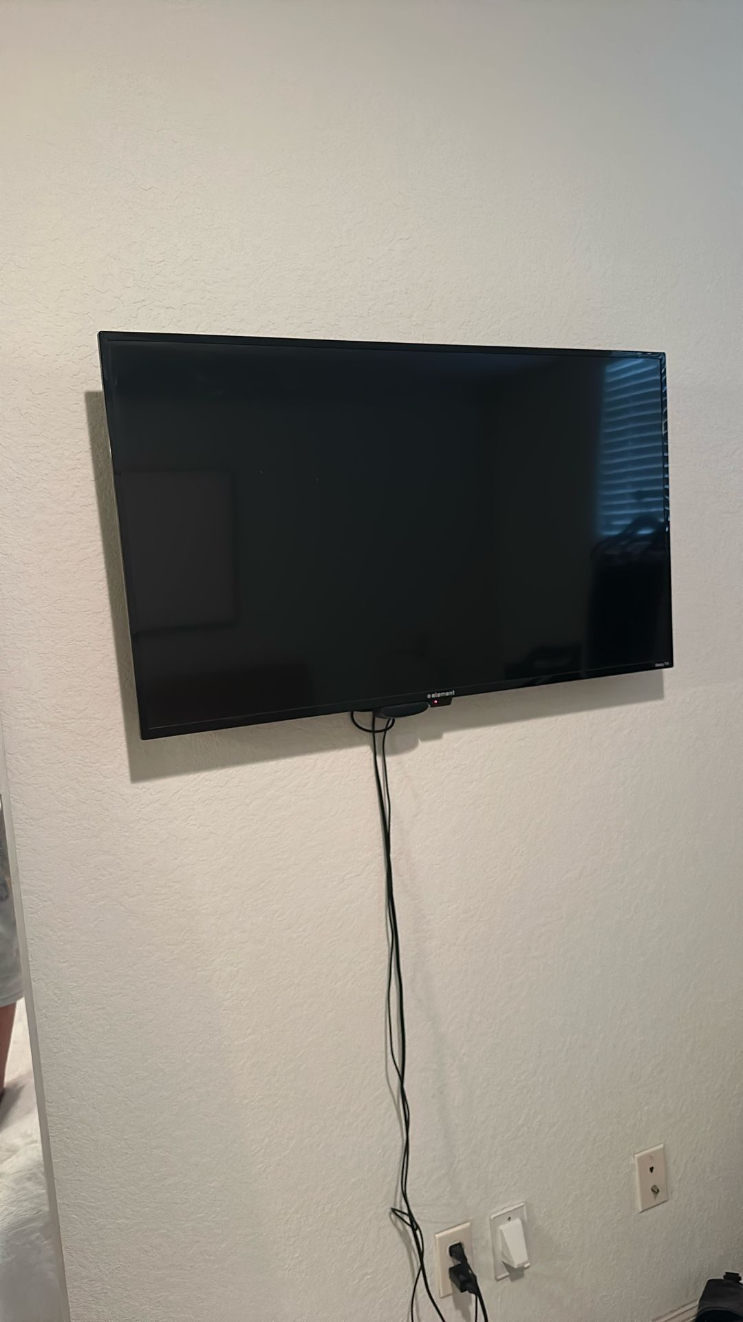 Element Flat Screen TV 42”