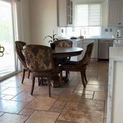Solid Wood Dinette With 4 Chairs. In Very Good Condition 