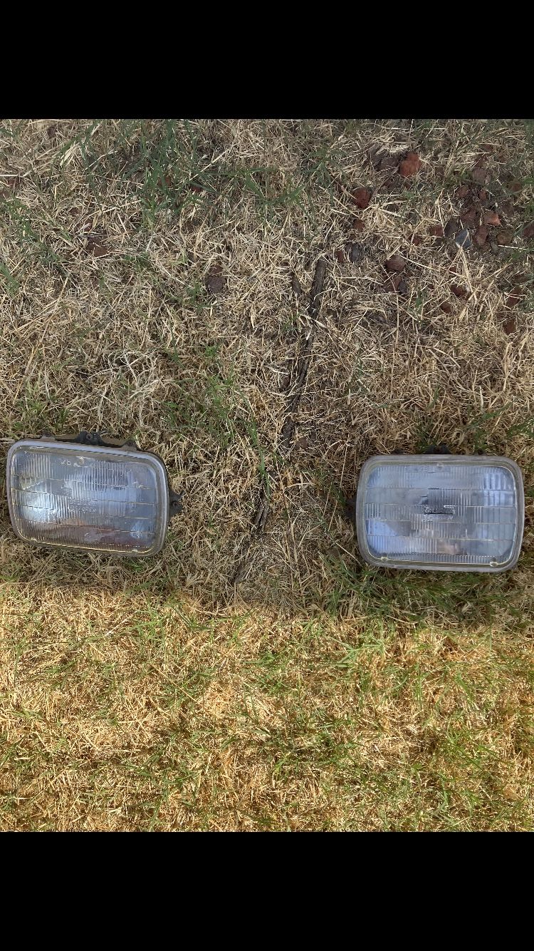 Mazda B2200 B2000 Headlights (glass)