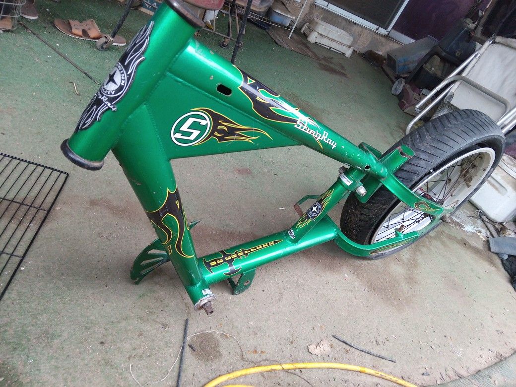 GREEN STING RAY CRUISER (FRAME + REAR WHEEL)