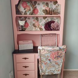 Girls Desk and Accessories 