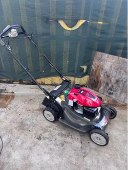 BRAND NEW LAWNMOWER HONDA HRX-217 /200cc  THE LAWNMOWER IS SELF PROPELLED. NEVER HAD GASOLINE OR OIL IN ENGINE (a bottle of engine oil comes with it) 