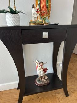 Entrance table