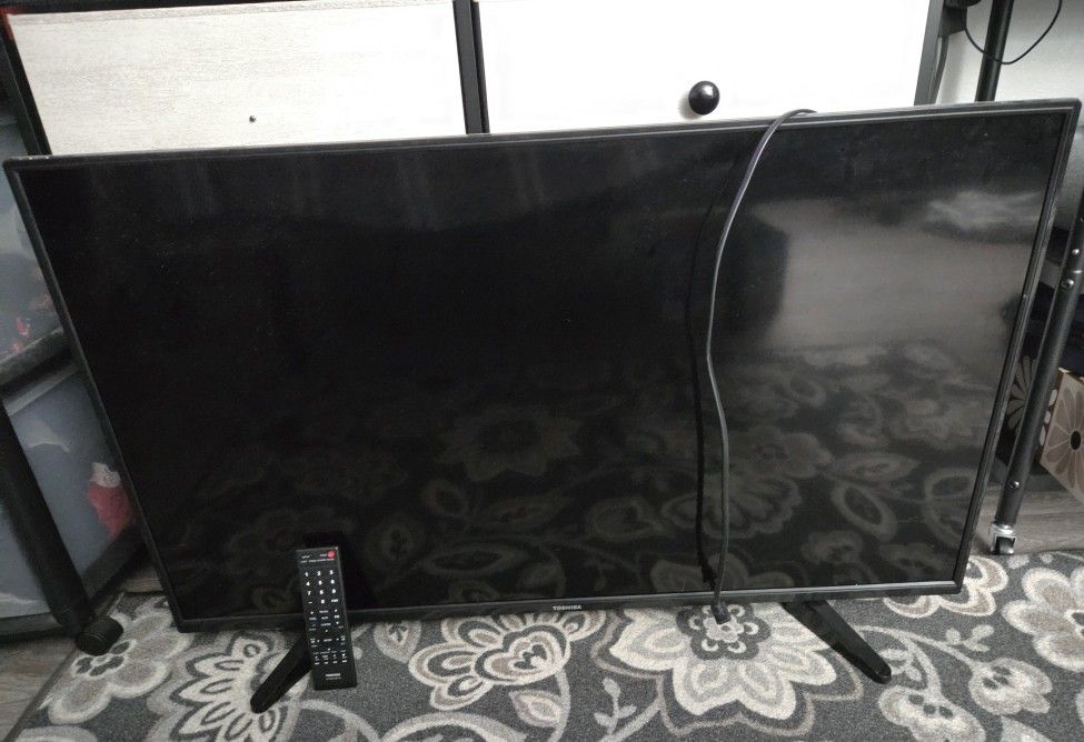 Toshiba 45 Inch  TV. With Remote Not A Smart tv.. 