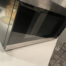 GREAT frigidaire 1100w 1.6 cu ft microwave