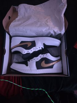 Air Jordan 1 Low Gold Swoosh
1 of 8
2024
Air Jordan 1 Low 'Gold Swoosh