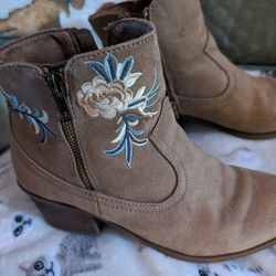 Woman's Suede Boots 