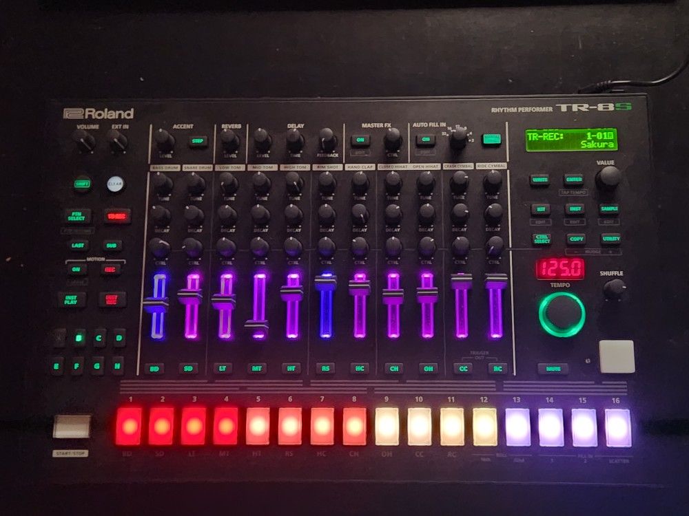 Roland TR-8S  808  Drum Machine Rhythm Performer Beat Maker - Like New (Orlando)