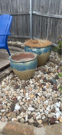 2 planter pots