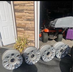 F250 8 Lug 18” Wheels with Three Of The Four Center Caps