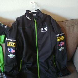 Kawasaki 3 Green Lines Softshell Jacket

92% polyester/8% Spandex©

100% polyester fleece lining

Embroidered logo on chest, back and arm

