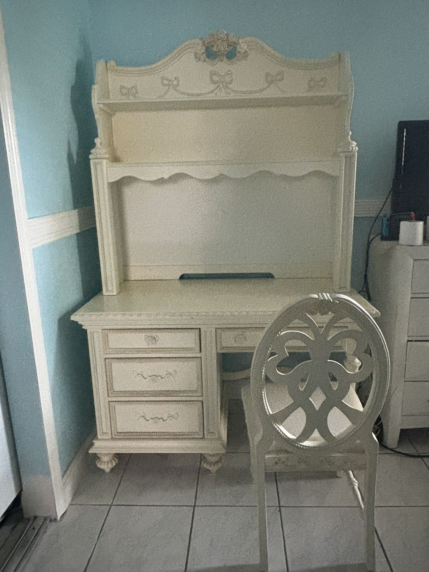 Rooms To Go Disney Princess Desk/Hutch/Chair 