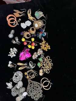 Lot of 30 vintage earrings
