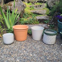 Planters / pots, assorted