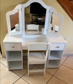 Kids desk vanity set in great condition