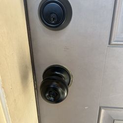 Door Knobs And Deadbolt 