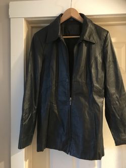 Women’s black leather jacket (Medium)