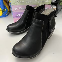 JBU Women Boots Size 11