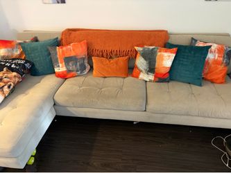 Sectional w/ Pillows