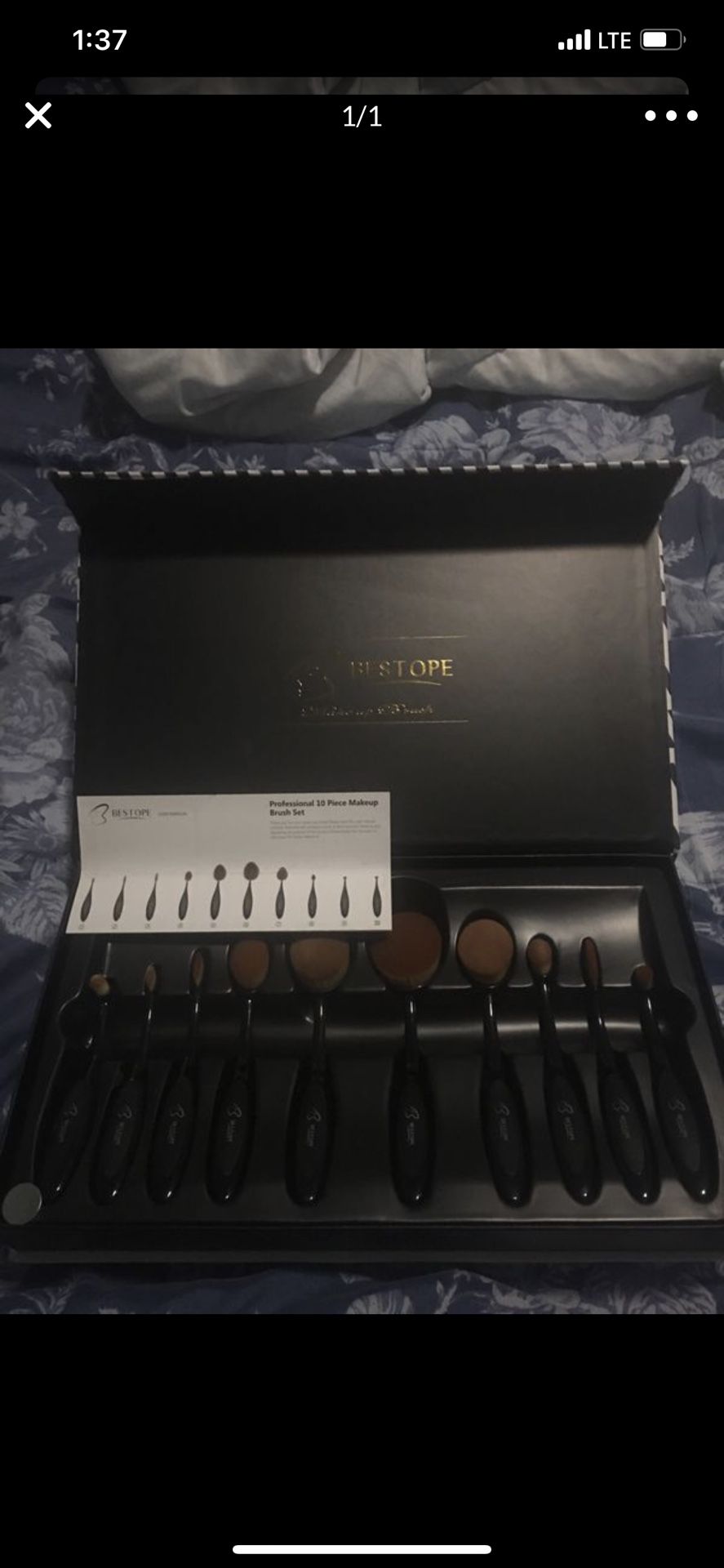 Oval makeup brushes