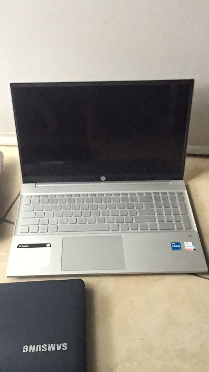 15.6”Hp Pavilion i5 Processor 11th Gen Sale for Parts ( no Power)