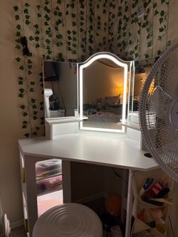 White Light Up Make Up Vanity