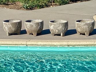 A set of 4 cute clay pots