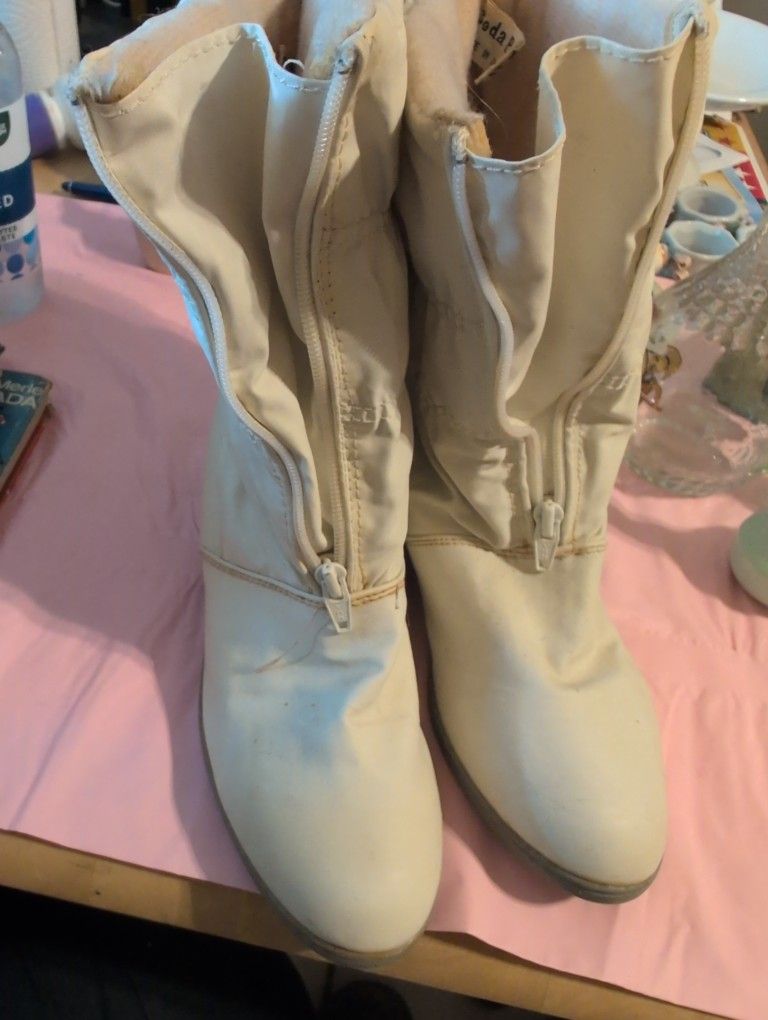 Almost New Size 9 Zippered Women's Boots