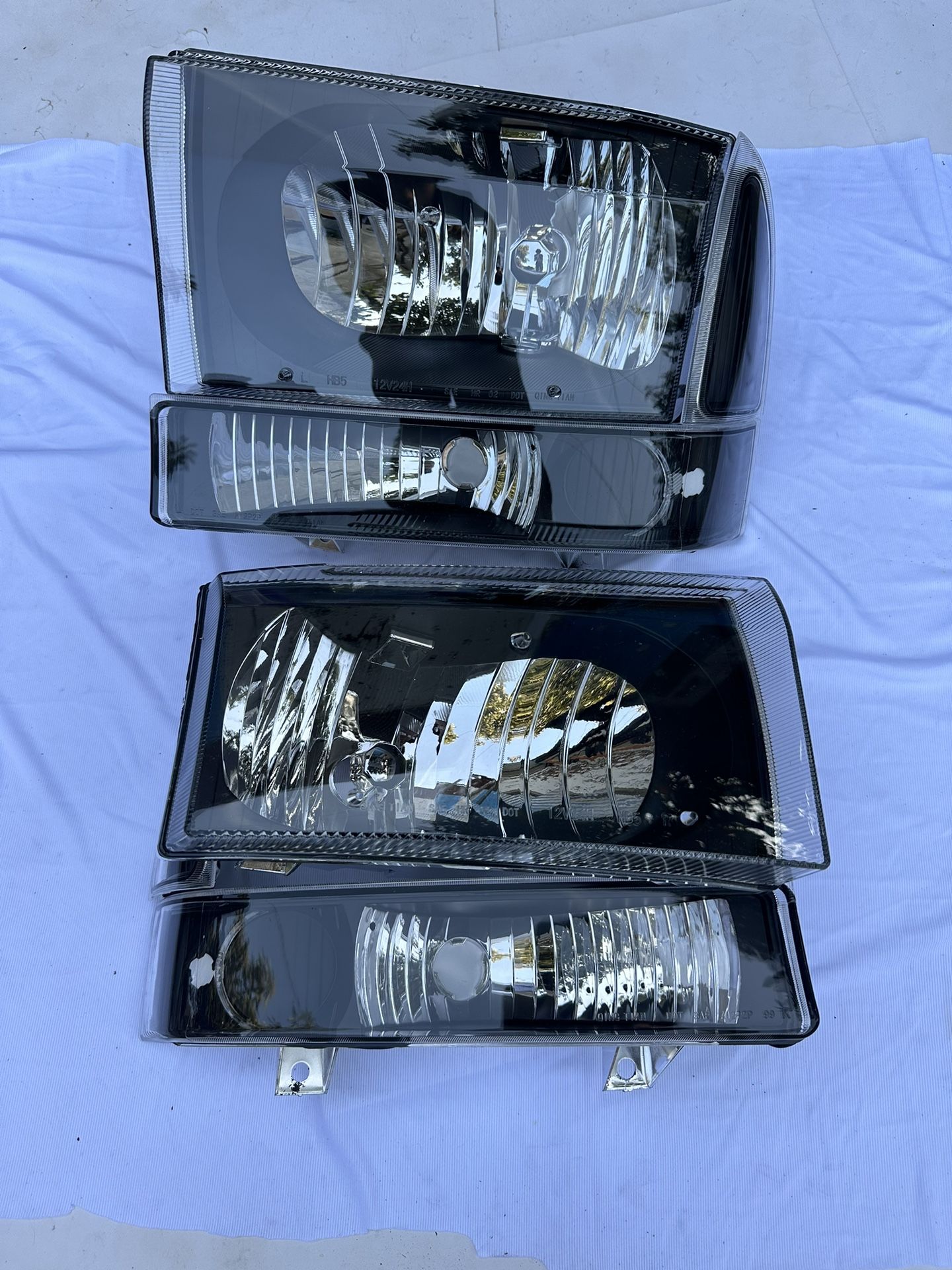 Ford F250/F350/F450/F550 Headlight Year 2000-2004