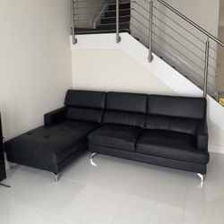 LIKE NEW!!!! CITY FURNITURE BLACK LEATHER  SOFA!!!
