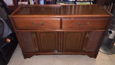 Vintage Magnavox Stereo Console