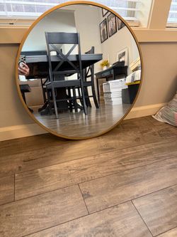 Round gold mirror