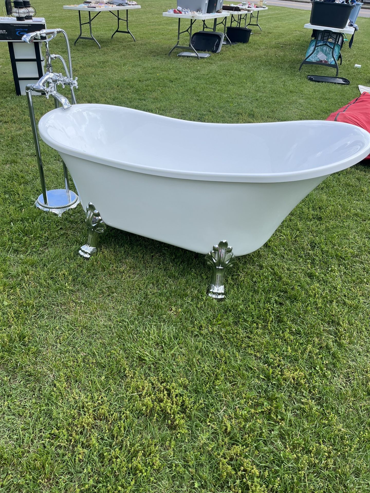 AKDY Clawfoot Tub and Faucet
