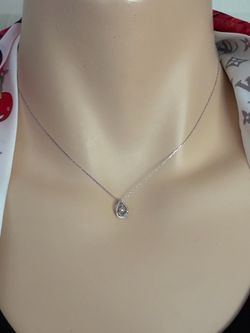 White gold necklace with natural diamond