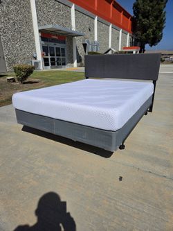 Beautiful Queen Size Bed With Mattress