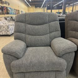 Oversized reclining chair, designed for ultimate comfort! Ideal for a cozy living room or entertainment space.