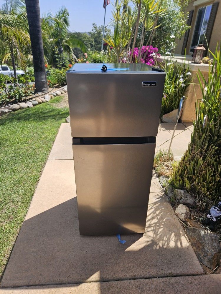 Magic Chef Mini Fridge 4.5 Cu Ft 2 Door