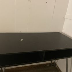 Desk Available , 100$