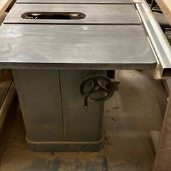 SAW TABLE WITH BLADES