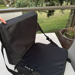 Portable padded Stadium cushion w shoulder strap & zip storage!