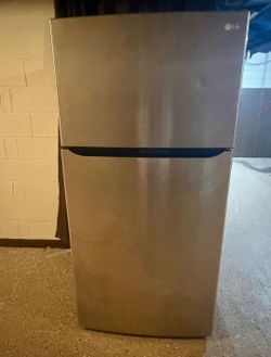 23.8 cu. ft. stainless-steel top-freezer refrigerator LG