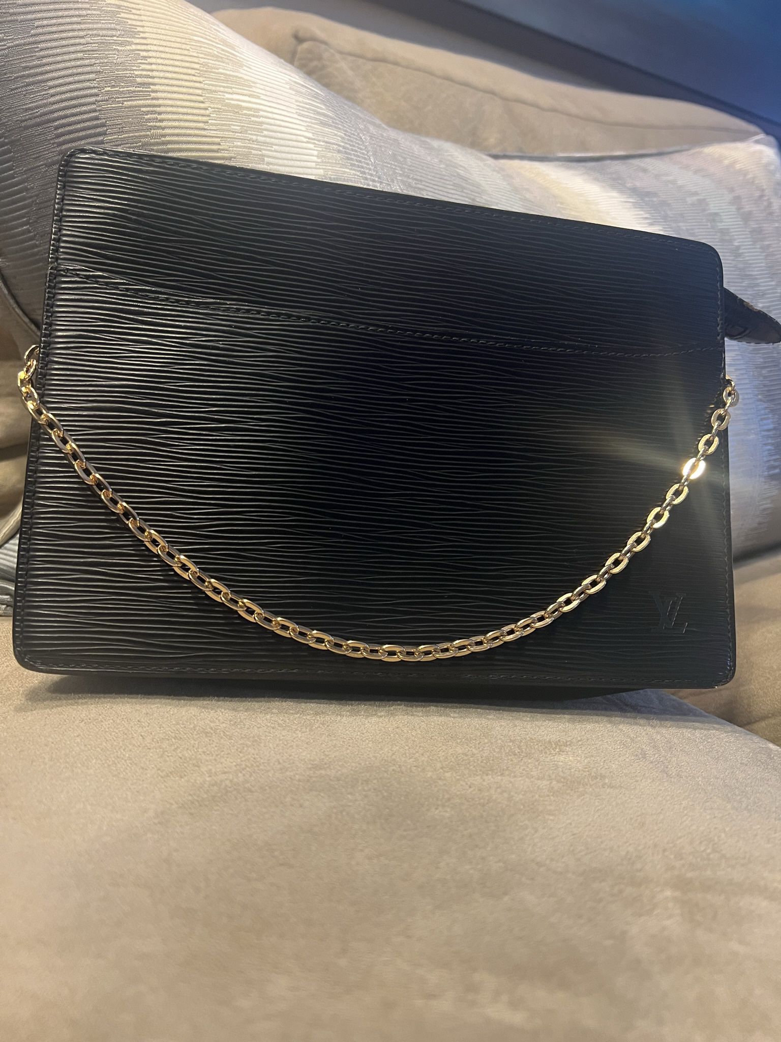 Louis Vuitton Clutch Purse Black With Gold Chain Strap for Sale in  Albuquerque, NM - OfferUp