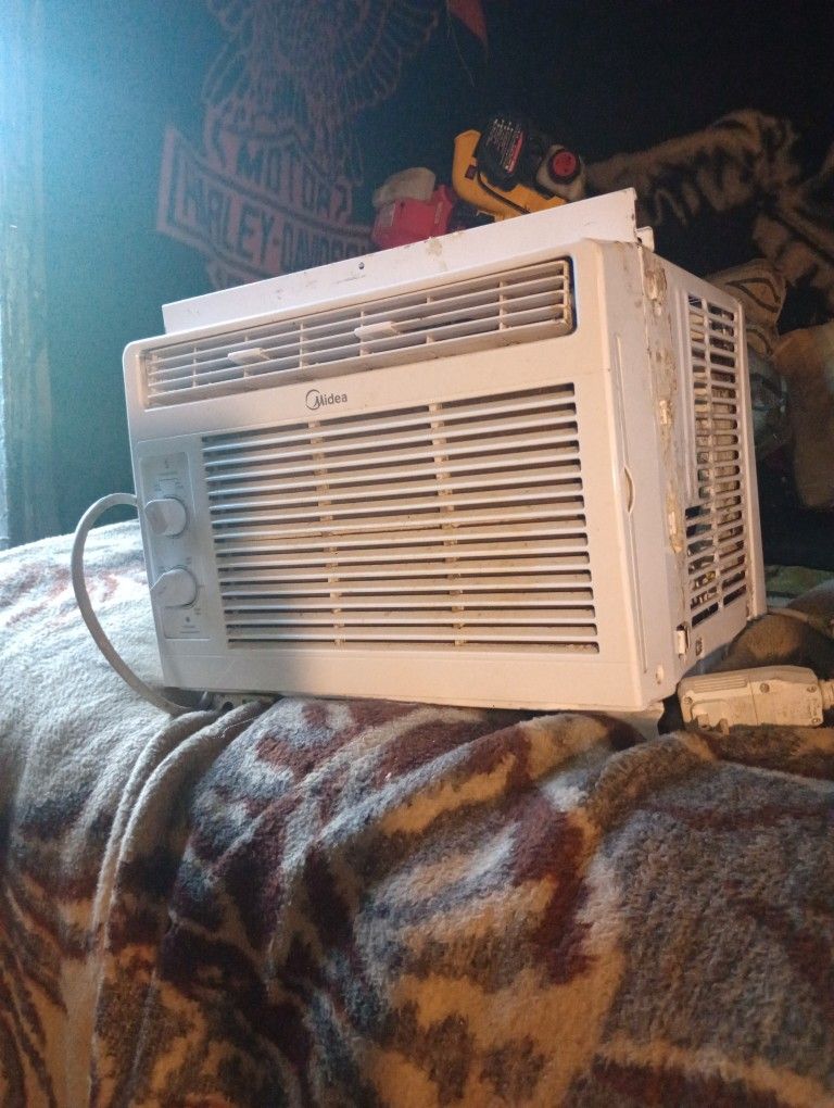 window unit air conditioner