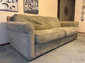 Excellent condition plush loveseat couch/Sofa