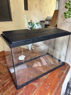 10 gallon fish aquarium with working LED light and cover.
